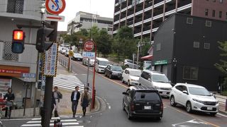 坂手前の交差点は混む