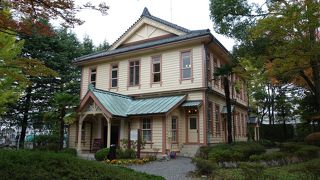 優しい色の近代建築