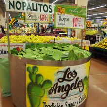 メキシコらしく、生鮮売り場にサボテンが