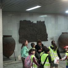 地下道には発掘されたものが展示されている