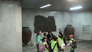 ローマ時代の遺跡が地下道内に・・・