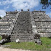 こじんまりとして整ったピラミッド型の神殿