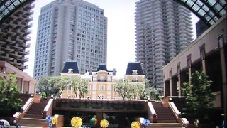 洗練された大人の雰囲気でショッピングや食事を楽しめるスポットです