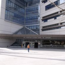 入り口は学内からと道路からの二面です。