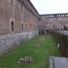 中世から転がっている砲弾かも。