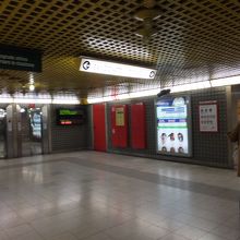 地下広場。ここからさらに下のホームへはエスカレータ。