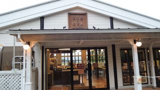 明治村内では大きなカフェ