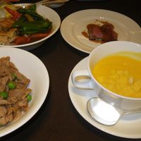 左上：スープカレー、蝦夷鹿のソテー、南瓜のスープ、豚丼です