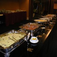 朝食会場、料理が並びます