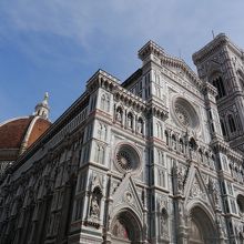 ひたすら大きい、圧倒的な外観