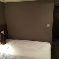 枕元にはベッドライトと目覚まし、電源コンセントなど。