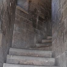 さて、登るぞ！さっそく心砕けそうな階段が待ち受ける