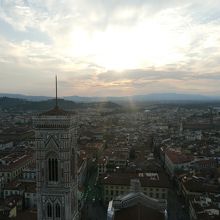 隣のジョットの鐘楼が見える。逆光がキツい・・・