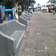 ベンチが数多く並ぶ様子