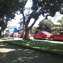 タクシーが並ぶ様子