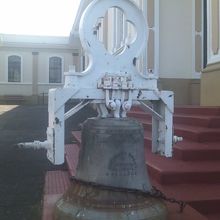 かつて使用されていた鐘が入口付近に展示されていました