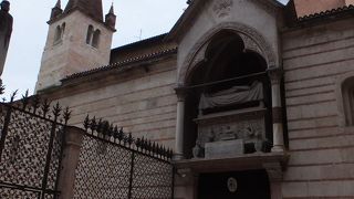 教会の付属物の方が有名です。