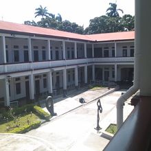 かなり立派な建物の各部屋が展示室になっています