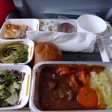 機内食です。なぜか茶そば付き。