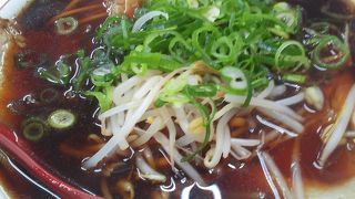 関西人も好んで食べる、黒いラーメン。