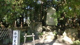 静かなところに建つ井伊大老歌碑