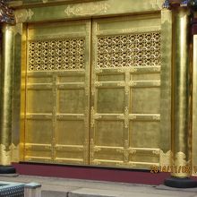 この彫刻は一見の価値あり