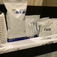 くし、シャンプー、かみそり、石鹸、綿棒などありました。