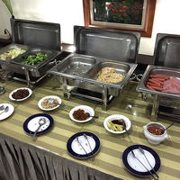 朝食は食パンとお粥など。味は全ていまいちでした。