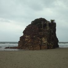 稲佐の浜と弁天島。強風で荒れた海に潮が満ちかけていました。