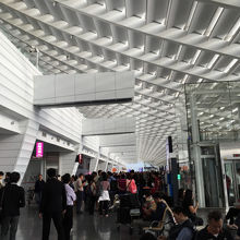 コンパクトで便利な空港です。松山の方が便利ですが。。。