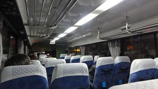 直行便と各駅停車のバスがあります