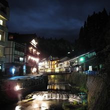 夜の銀山温泉の風景