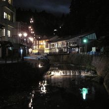 温泉の灯りと夜の静寂と