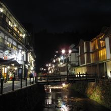 渓流を挟んで建ち並ぶ温泉街