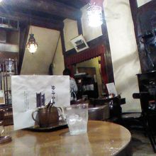 スタッフは、ずっと後ろを向いてしゃべってますね