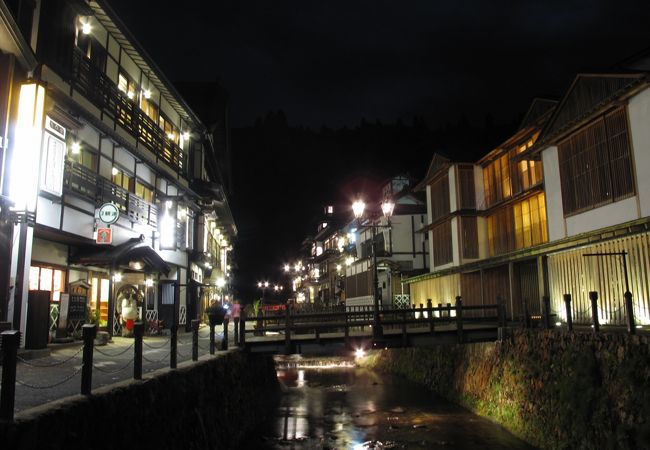 渓流を挟んで建ち並ぶ温泉街