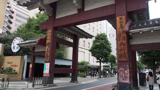 大門駅のすぐ近く、車道に思いっきりかかってます