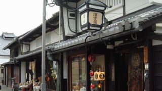 町中に突然現れるノスタルジックな町並み