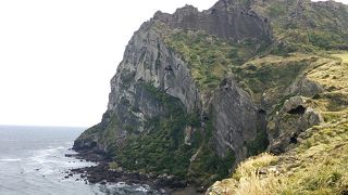 城山日出峰頂上付近は工事中で狭くなっています