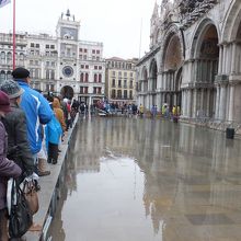 高潮の高架仮設歩道に並んで待つ人々。