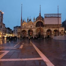 夜のサンマルコ寺院