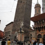 ボローニャの斜塔が建つ広場