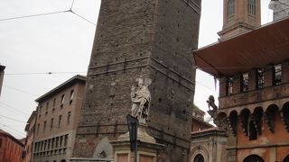ボローニャの斜塔が建つ広場