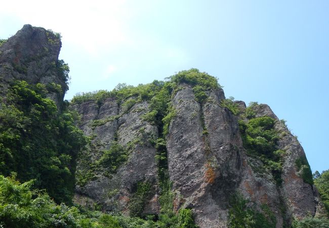 耶馬渓の南東端、巨岩がそびえ立っています
