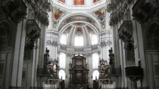 モーツァルトが洗礼を受けたといわれる洗礼盤があります