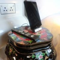 ベッド脇のテーブルが芸術！