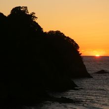 瀬浜海岸の夕陽・・・温泉街から撮影。