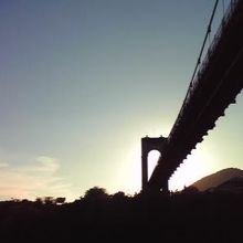 夕日に重なる「風の吊り橋」