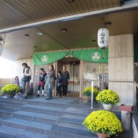 入り口の左側に足湯があります。