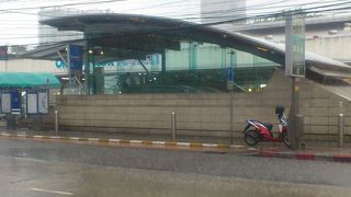 オートーコー市場が目の前。